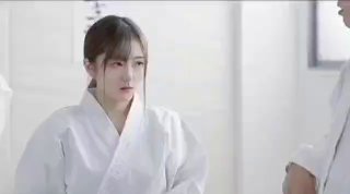 单纯漂亮的小美女被学长男友带到酒店洗澡时按着头口爆